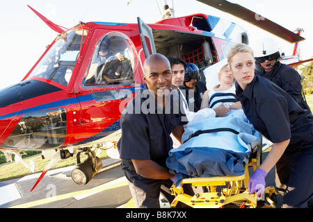 I paramedici lo scarico dal paziente Medevac Foto Stock