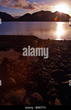 Tramonto sul Loch Diabaig dal shorline a Diabaig inferiore, Wester Ross, altopiani, Scozia Foto Stock