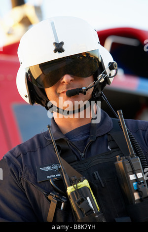 Ritratto di personale paramedico in piedi di fronte a Medevac Foto Stock