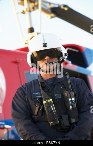 Ritratto di personale paramedico in piedi di fronte a Medevac Foto Stock