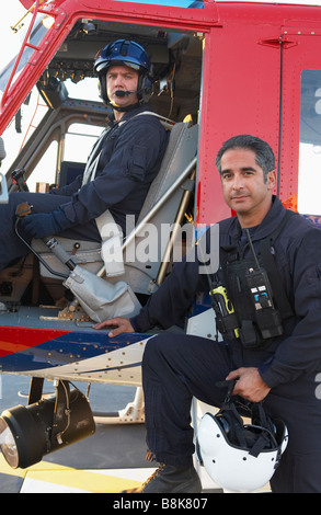 Ritratto di pilota e il personale paramedico da Medevac Foto Stock