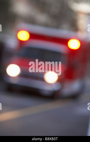 Defocalizzata colpo di ambulanza su una strada di città Foto Stock