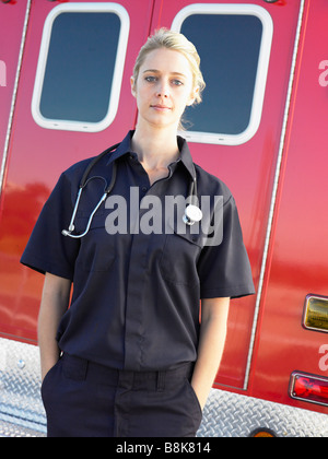 Ritratto di personale paramedico di fronte ambulanza Foto Stock