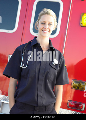 Ritratto di personale paramedico di fronte ambulanza Foto Stock