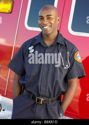 Ritratto di personale paramedico di fronte ambulanza Foto Stock