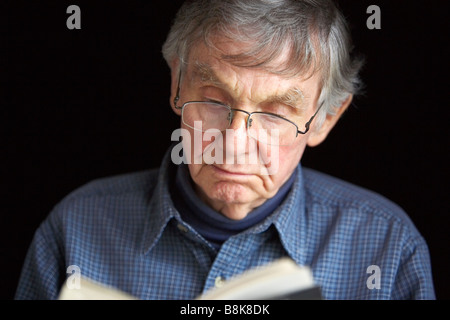 Senior uomo la lettura di un libro Foto Stock