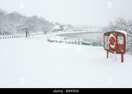 Neve invernale al Castle Semple Country Park, Lochwinnoch, Renfrewshire, Scozia, Regno Unito Foto Stock