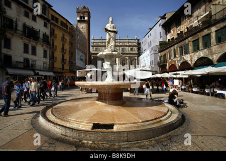 Madonna Verona, fontana di Piazza delle Erbe, Verona, Veneto, Italia Foto Stock