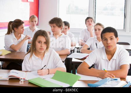 Gli studenti della scuola secondaria in una classe Foto Stock