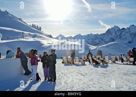 Il White lounge cafe bar Ahorn montagne Mayrhofen Austria Foto Stock