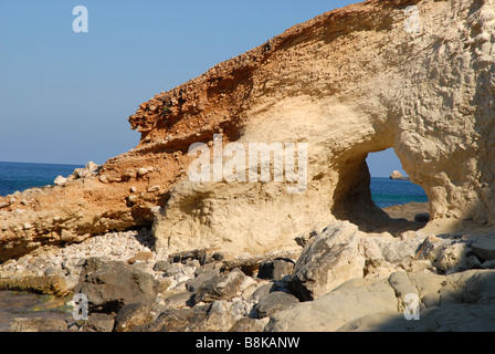 Vista attraverso eroso roccia calcarea finestra per Cap Prim capezzagna, Javea / Xabia, Provincia di Alicante, Comunidad Valenciana, Spagna Foto Stock