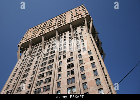 Cerca fino a Torre Velasca tower a Milano Italia Settembre 2007 Foto Stock