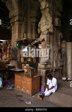 India Tamil Nadu Madurai scultura antica decorazione di pilastro della Pudhu Mandapam nuovo mercato hall Foto Stock