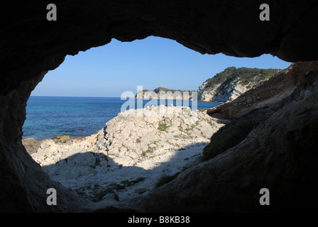 Vista attraverso la finestra di roccia al cappuccio Prim capezzagna, Javea / Xabia, Provincia di Alicante, Comunidad Valenciana, Spagna Foto Stock