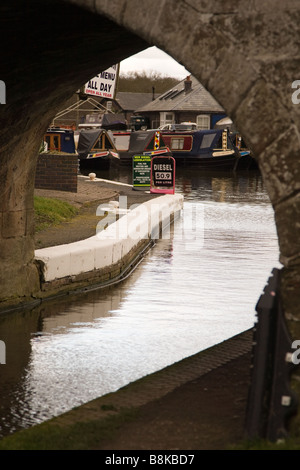 Vista sotto un ponte sul canale a Norbury giunzione in Shropshire Inghilterra Foto Stock