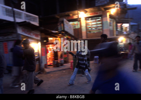 Una ragazza cammina sulla strada principale dello shopping di Sangla di notte in Himachal Pradesh in India Foto Stock