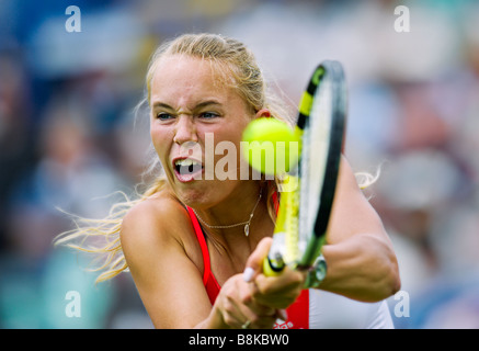 Caroline WOZNIACKI in azione giocando a due mani scritto girato durante i single match. Foto Stock