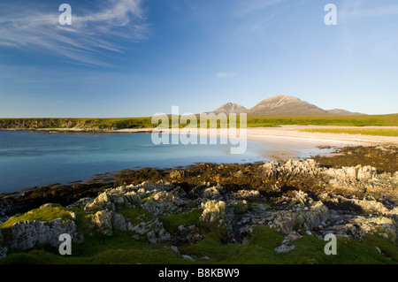 La baia di Inver sull'isola di Jura, che si affaccia su una spiaggia di rilievo per le pappe del Giura, Scozia. Foto Stock