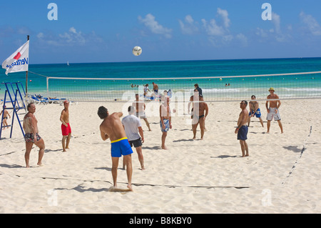 Persone a giocare a beach volley a Maroma spiaggia Caribe Quintana Roo stato Riviera Maya la penisola dello Yucatan in Messico Foto Stock