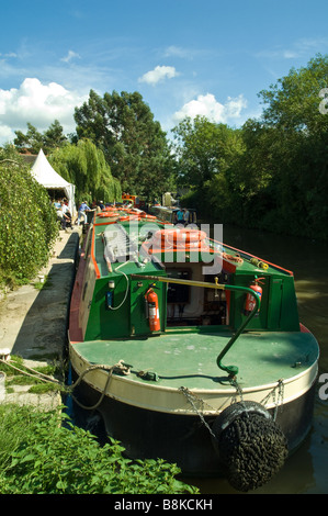 Narrowboat sul Kennet and Avon Canal a Bradford on Avon nel Wiltshire, Inghilterra Foto Stock