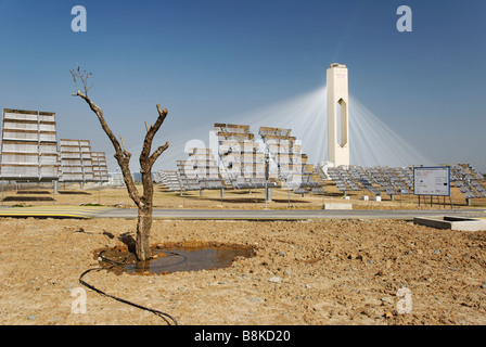 Il PS10 torre solare power plant produce pulire potenza termoelettrica dal sole - Abengoa Solúcar platform in Andalusia Spagna Foto Stock