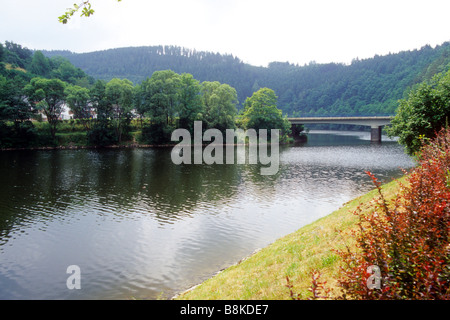 Ponte sul fiume campagna tedesco Germania Europa flusso di acqua calma wet attuale profonda ampia Foto Stock