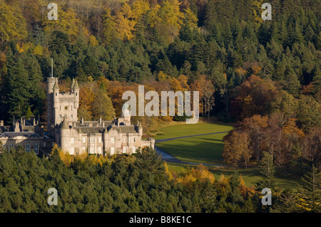 Il Castello di Balmoral, nella valle del fiume Dee in autunno, in Scozia. Foto Stock