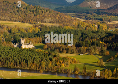 Il Castello di Balmoral, nella valle del fiume Dee in autunno, in Scozia. Foto Stock