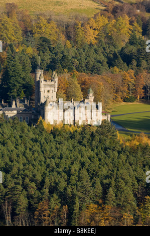 Il Castello di Balmoral, nella valle del fiume Dee in autunno, in Scozia. Foto Stock