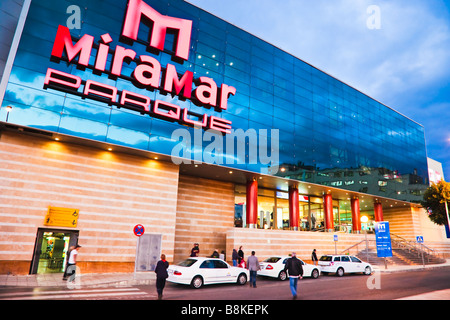 Marbella Costa del Sol Malaga Provincia Spagna un ingresso al Parque Miramar shopping centre Foto Stock