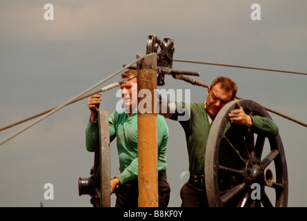 Membri del Fleet Air Arm pratica per il campo Gunners evento presso il Royal Tournament Foto Stock