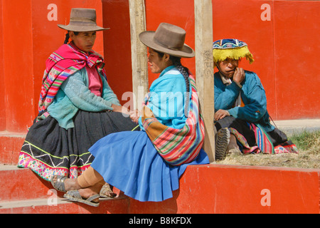 Il quechua le donne indiane parlando, Cuzco, Perù Foto Stock