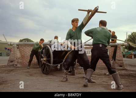 Membri del Fleet Air Arm pratica per il campo Gunners evento presso il Royal Tournament Foto Stock