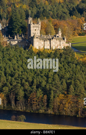 Il Castello di Balmoral, nella valle del fiume Dee in autunno, in Scozia. Foto Stock