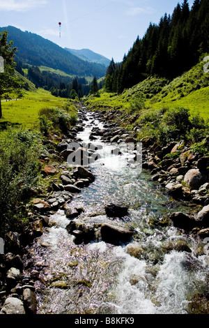 Corso di un flusso in Luegergraben ed escursione in montagna per il pascolo alpino Steinbergalm su 1712 m Foto Stock