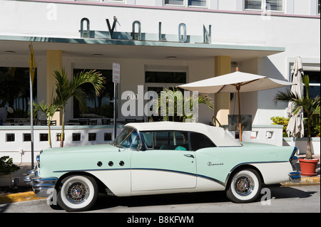 Anni Cinquanta la Buick convertibile speciale di fronte all'art deco Hotel Avalon su Ocean Drive e South Beach, Miami Beach, Florida Foto Stock