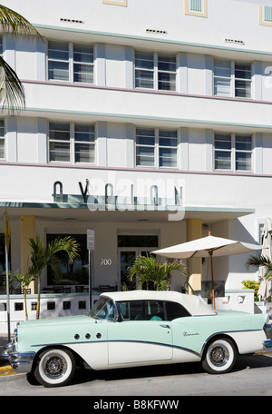 Anni Cinquanta la Buick convertibile speciale di fronte all'art deco Hotel Avalon su Ocean Drive e South Beach, Miami Beach, Florida Foto Stock