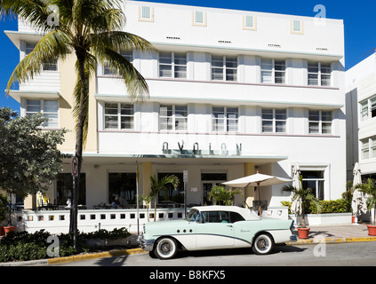 Anni Cinquanta la Buick convertibile speciale di fronte all'art deco Hotel Avalon su Ocean Drive e South Beach, Miami Beach, Florida Foto Stock