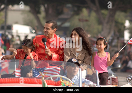 Sindaco Antonio Villaraigosa nella celebrazione del Capodanno cinese. Annuale di Golden Dragon Parade di Chinatown, Los Angeles, California Foto Stock