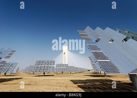 Il PS10 torre solare power plant produce pulire potenza termoelettrica dal sole - Abengoa Solúcar platform in Andalusia Spagna Foto Stock