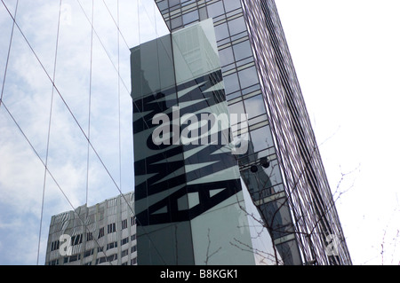 Basso angolo vista del Museo di Arte Moderna (MOMA) edificio nella città di New York, Stati Uniti d'America (per solo uso editoriale) Foto Stock