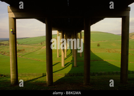 Autostrada M62 REGNO UNITO : Una strada equipaggio di manutenzione ispeziona la struttura di uno dei numerosi ponti sull'autostrada M62 Foto Stock