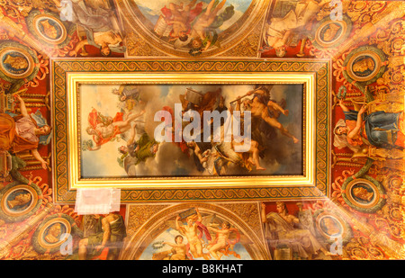 Affresco sul soffitto del Palazzo del Louvre, Parigi, Francia Foto Stock