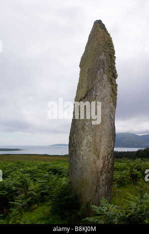 La pietra permanente a Camas un Stac, sull'isola di Jura, Scozia, guardando verso sud ovest attraverso il suono di Islay. Foto Stock