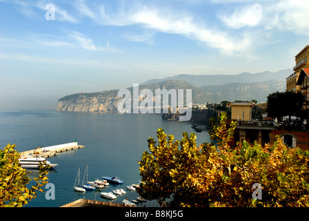 L' Hotel Excelsior Vittorio affacciato sulla Baia di Napoli a Sorrento Foto Stock