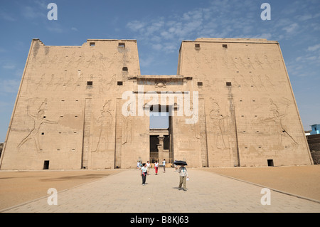 Tolomeo XIII smiting suoi nemici prima di Horus il vecchio. Il Tempio di Edfu, Egitto 33203 081120 Foto Stock