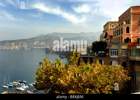 L' Hotel Excelsior Vittorio affacciato sulla Baia di Napoli a Sorrento Foto Stock