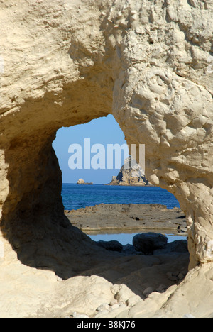 Vista attraverso la finestra di roccia al cappuccio Prim, Javea / Xabia, Provincia di Alicante, Comunidad Valenciana, Spagna Foto Stock