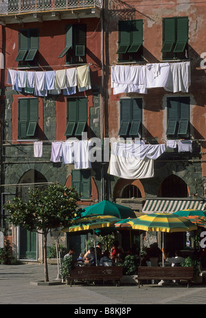 Elk173 1565v Italia Liguria Cinque Terre Vernazza appartamento edifici intorno al porto servizio lavanderia Foto Stock