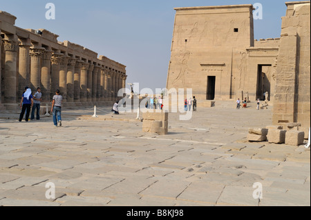 Colonnato occidentale e primo pilone, il Tempio di Iside, nuova isola di Philae, Aswan, Egitto 33269 081121 Foto Stock